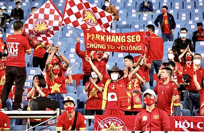 Sân Mỹ Đình đón 20 ngàn cổ động viên đến xem trận tái đấu đội tuyển Việt Nam - Trung Quốc - Ảnh 1.