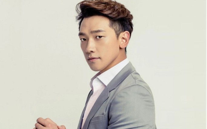 Bi Rain tuyên bố kiện YouTuber bốc phốt keo kiệt - Ảnh 1. Bi Rain tuyên bố kiện YouTuber bốc phốt keo kiệt - Ảnh 1.
