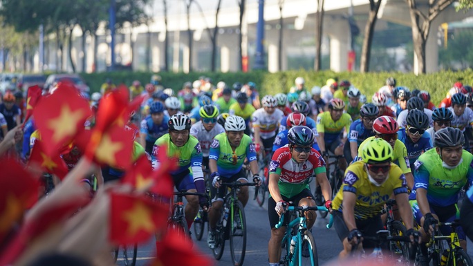 Hơn 200 tay đua phong trào hào hứng tham dự giải đua xe đạp mừng xuân - Ảnh 2.