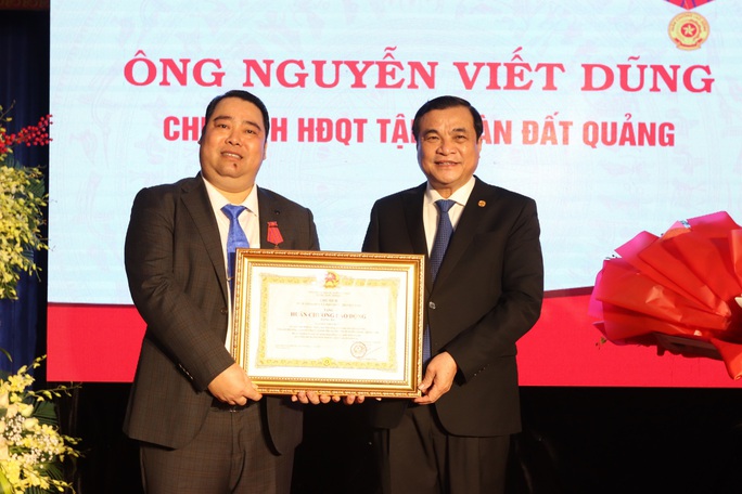 Chủ tịch Tập đoàn Đất Quảng đón nhận Huân chương Lao động hạng Ba - Ảnh 1.