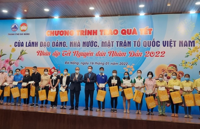 Chủ tịch nước Nguyễn Xuân Phúc tặng quà cho người nghèo ở Đà Nẵng - Ảnh 2.