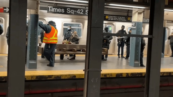 Bị đẩy vào tàu điện ngầm đang chạy, người phụ nữ gốc Á tử vong - Ảnh 1.