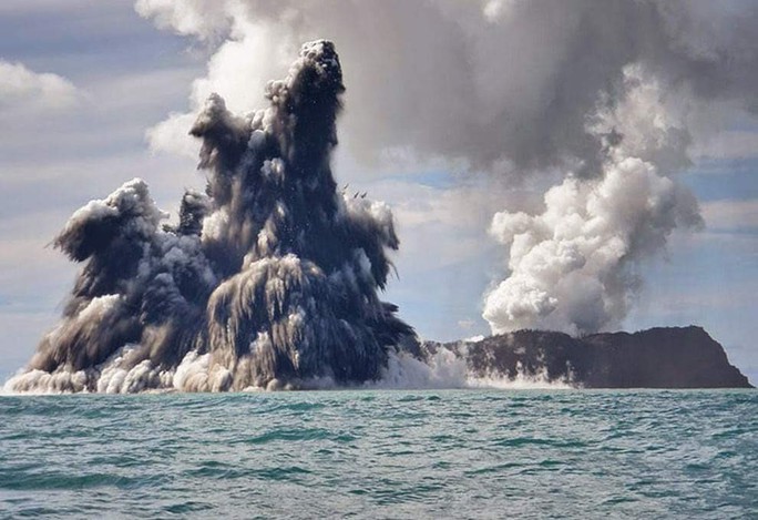 Tonga thiệt hại diện rộng sau trận núi lửa phun kèm động đất, sóng thần - Ảnh 4.