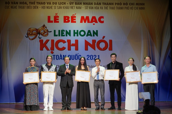 Hoài Linh, Việt Hương và nhiều ngôi sao kịch đoạt HCV - Ảnh 2.