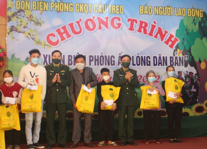 Báo Người Lao Động phối hợp trao 70 suất quà cho người nghèo ở 2 xã miền núi Hà Tĩnh - Ảnh 1.