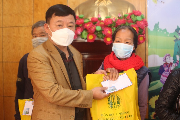 Báo Người Lao Động phối hợp trao 70 suất quà cho người nghèo ở 2 xã miền núi Hà Tĩnh - Ảnh 3.
