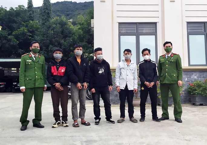Trèo qua tường vào khu cách ly Covid-19 thăm bạn gái, đánh công an bị thương - Ảnh 1.