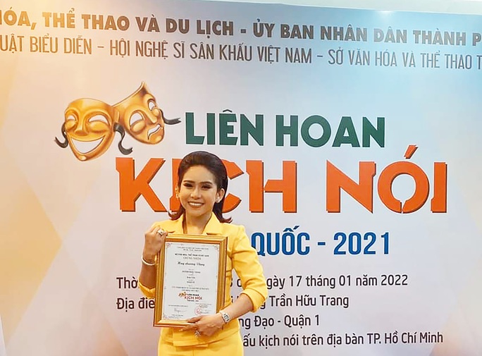 Nghệ sĩ Bình Tinh lấn sân sang kịch, dâng mẹ giải Vàng - Ảnh 4.