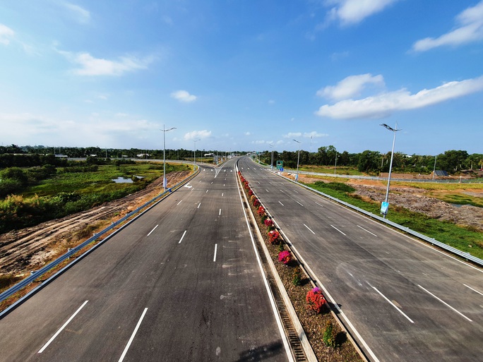 Chủ tịch nước phát lệnh thông xe kỹ thuật tuyến cao tốc Trung Lương - Mỹ Thuận - Ảnh 5.