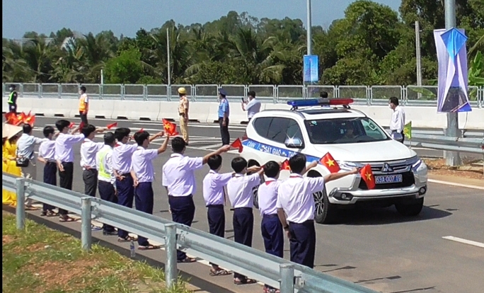 Chủ tịch nước phát lệnh thông xe kỹ thuật tuyến cao tốc Trung Lương - Mỹ Thuận - Ảnh 8.
