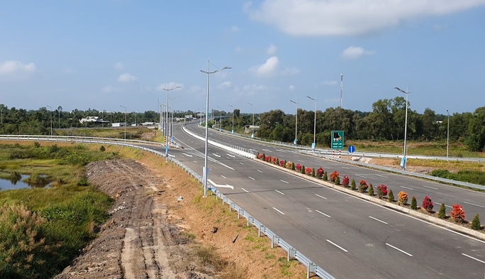 Chủ tịch nước phát lệnh thông xe kỹ thuật tuyến cao tốc Trung Lương - Mỹ Thuận - Ảnh 9.