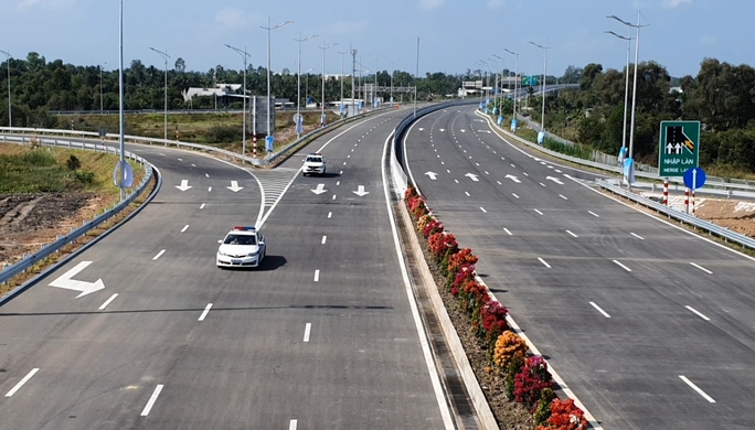 Chủ tịch nước phát lệnh thông xe kỹ thuật tuyến cao tốc Trung Lương - Mỹ Thuận - Ảnh 11.