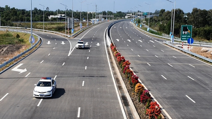 Chủ tịch nước phát lệnh thông xe kỹ thuật tuyến cao tốc Trung Lương - Mỹ Thuận - Ảnh 11.