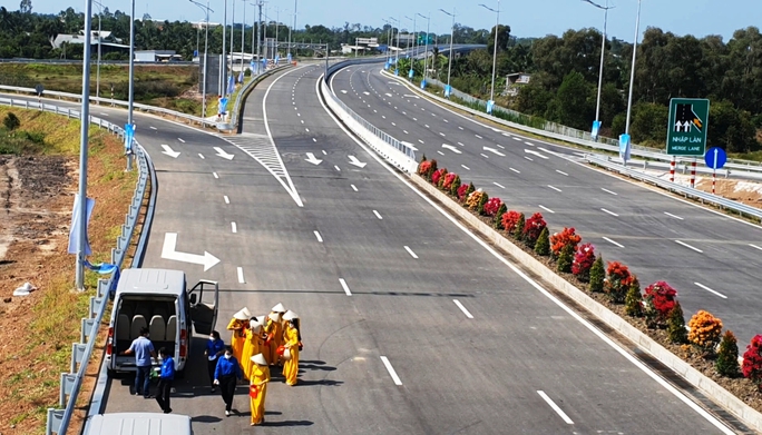 Chủ tịch nước phát lệnh thông xe kỹ thuật tuyến cao tốc Trung Lương - Mỹ Thuận - Ảnh 14.