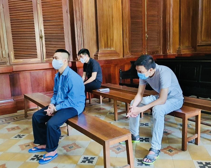 Bảo kê việc sử dụng ma túy, nhận hối lộ, 2 công an phường hầu toà - Ảnh 1.