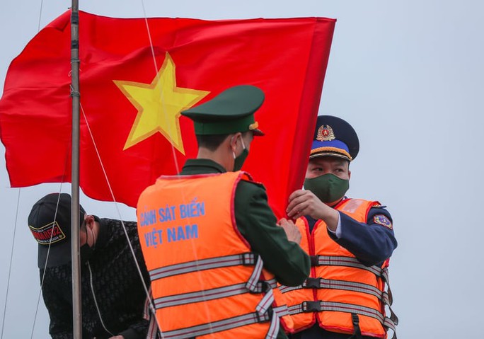 Báo Người Lao Động trao 1.000 lá cờ Tổ quốc cho ngư dân xã đảo Quan Lạn - Ảnh 14.