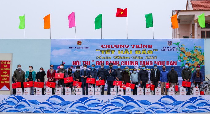 Báo Người Lao Động trao 1.000 lá cờ Tổ quốc cho ngư dân xã đảo Quan Lạn - Ảnh 11.