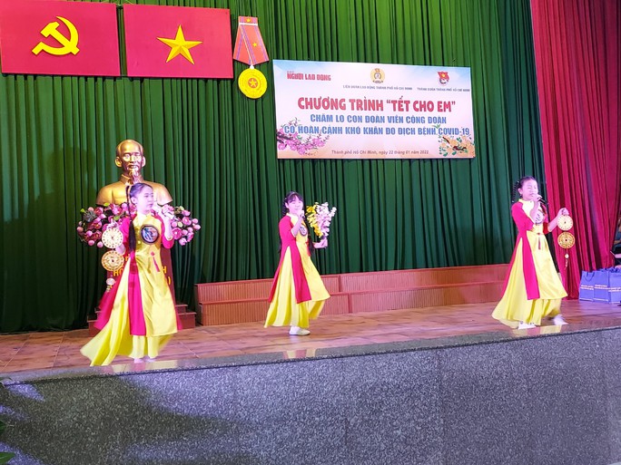 Quà Tết ý nghĩa cho con công nhân, lao động mồ côi vì dịch Covid-19 - Ảnh 1.