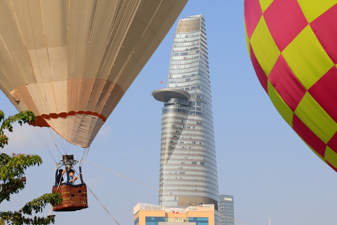 Lần đầu tiên thỏa sức ngắm khinh khí cầu, du thuyền bên bờ sông Sài Gòn - Ảnh 4.