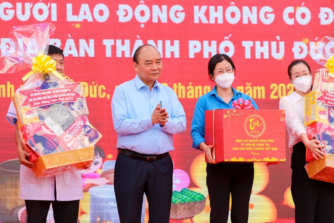Chủ tịch nước Nguyễn Xuân Phúc vui Tết cùng công nhân Thành phố Hồ Chí Minh - Ảnh 5.