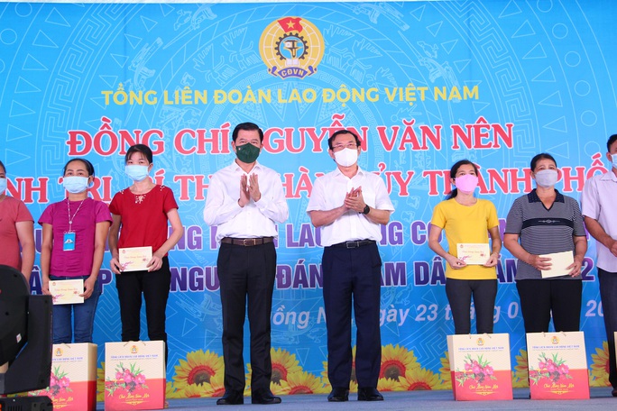 Bí thư  Nguyễn Văn Nên tặng quà cho công nhân khó khăn ở Đồng Nai - Ảnh 1.