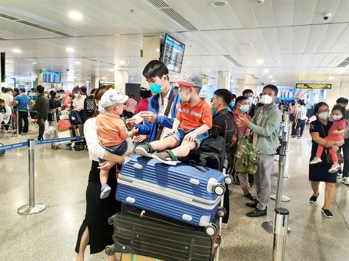 Sân bay Tân Sơn Nhất kín người về quê ăn Tết - Ảnh 2.