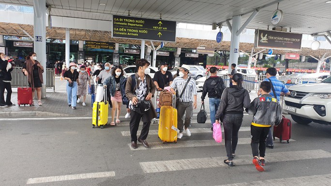 Sân bay Tân Sơn Nhất kín người về quê ăn Tết - Ảnh 9.