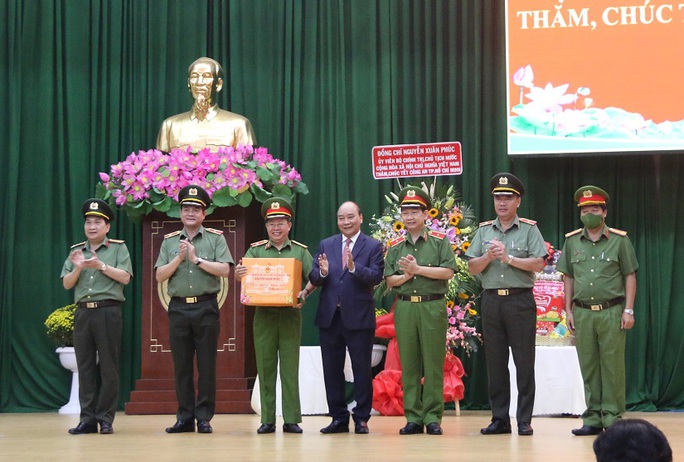 Chủ tịch nước Nguyễn Xuân Phúc thăm, chúc Tết Công an TP HCM - Ảnh 3.
