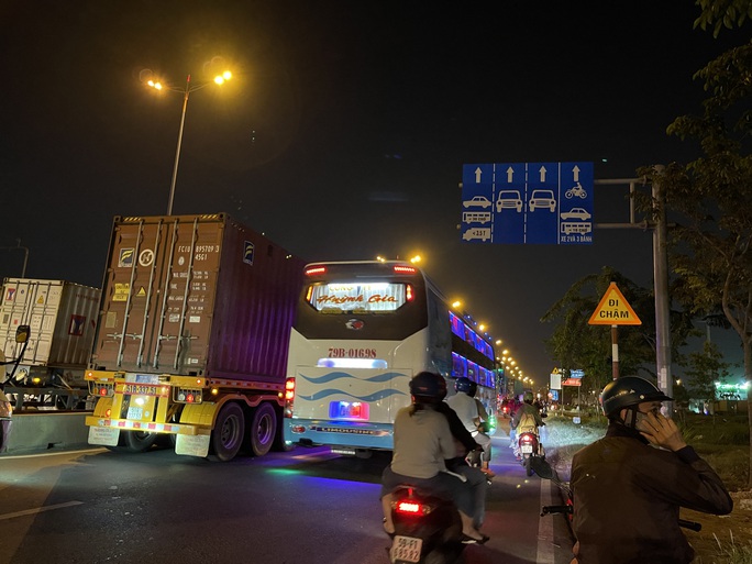 Loạn giao thông trên Xa lộ Hà Nội - Ảnh 4.