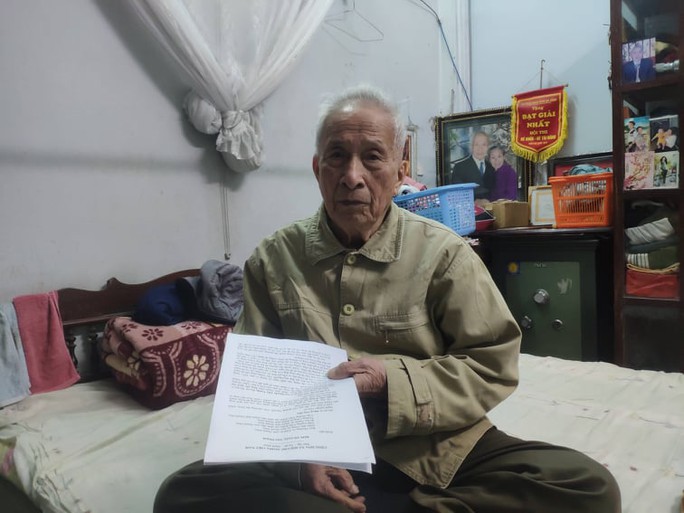 Cụ ông 100 tuổi làm đơn kêu cứu vì bị hàng xóm đập phá nhà - Ảnh 1.