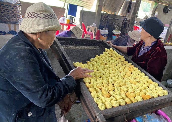 Làng bánh thuẩn lớn nhất Quảng Ngãi đón Tết - Ảnh 1.