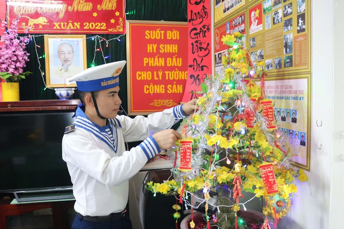 Mang cờ Tổ quốc ra nhà giàn DK1 - Ảnh 8.