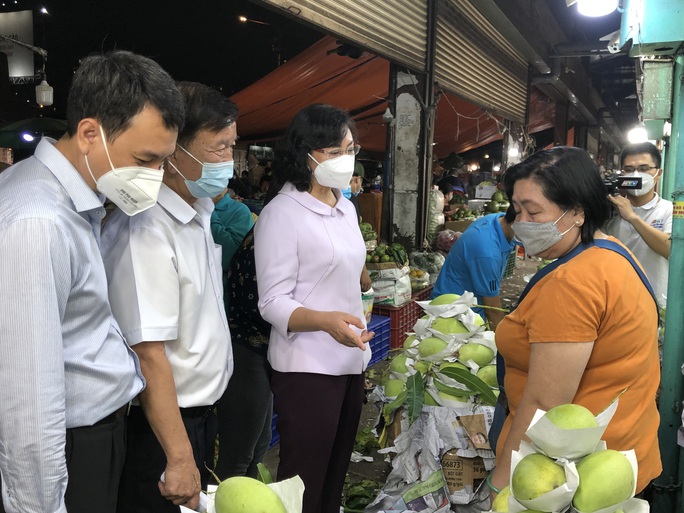 Phó Chủ tịch UBND TP HCM: Xử lý các điểm bán tự phát quanh chợ đầu mối - Ảnh 2.