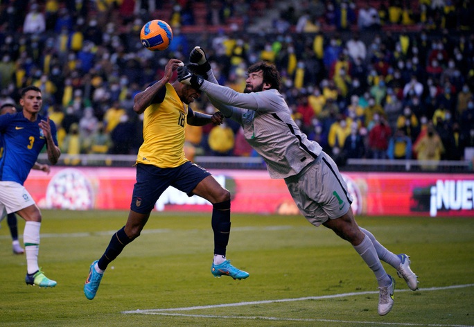 Trọng tài 3 phen bẻ còi, Brazil thoát thua Ecuador tại Quito - Ảnh 7.