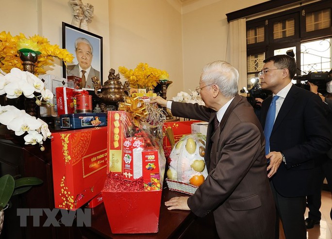 Tổng Bí thư Nguyễn Phú Trọng thắp hương tưởng niệm các cố Tổng Bí thư của Đảng - Ảnh 3.