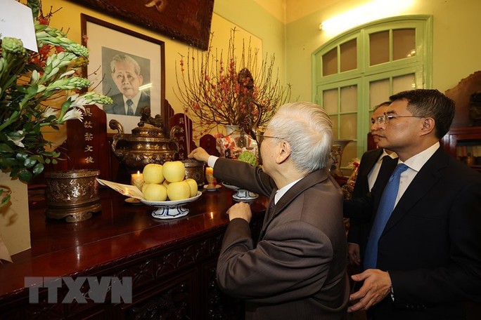 Tổng Bí thư Nguyễn Phú Trọng thắp hương tưởng niệm các cố Tổng Bí thư của Đảng - Ảnh 1.