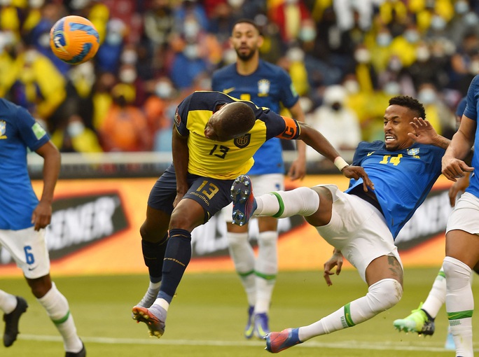 Trọng tài 3 phen bẻ còi, Brazil thoát thua Ecuador tại Quito - Ảnh 1.