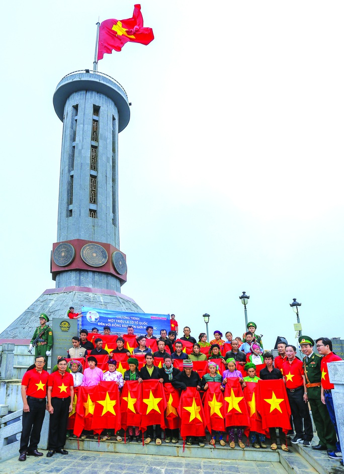 Chào cờ nơi phên dậu - Ảnh 1.