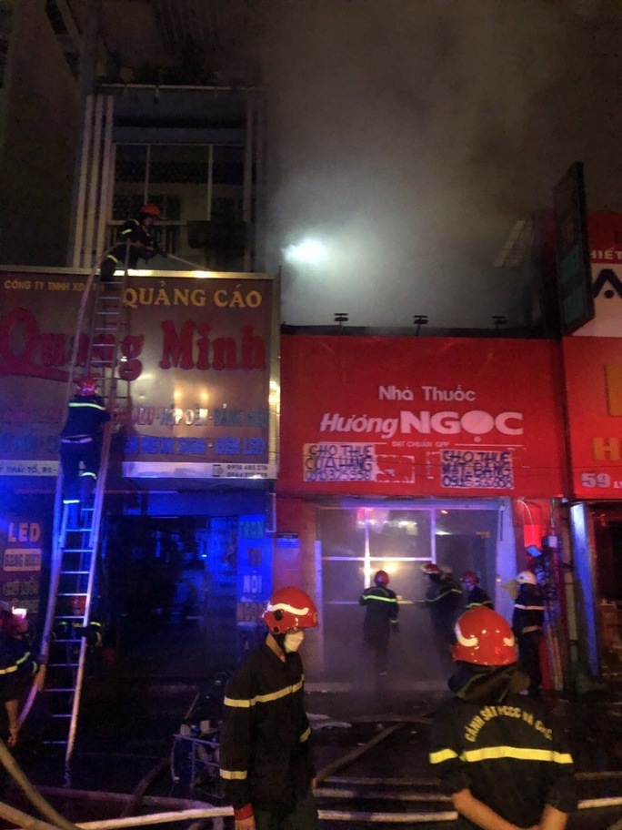 TP HCM: Cháy nhà mặt tiền đường Lý Thái Tổ trong đêm - Ảnh 2.