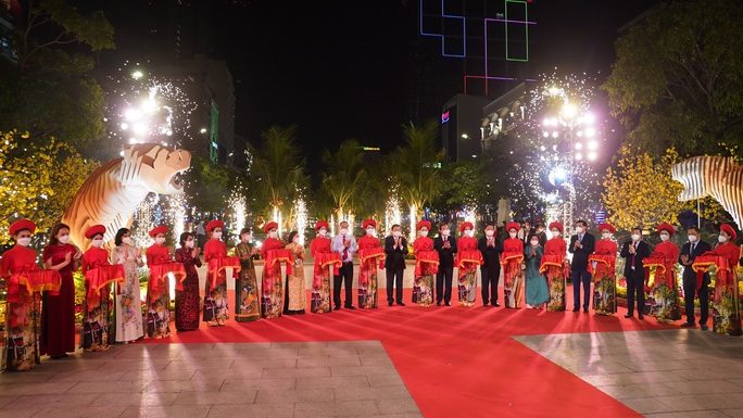 Đường hoa Nguyễn Huệ Tết Nhâm Dần 2022 chính thức đón khách - Ảnh 1. Đường hoa Nguyễn Huệ Tết Nhâm Dần 2022 chính thức đón khách - Ảnh 1.