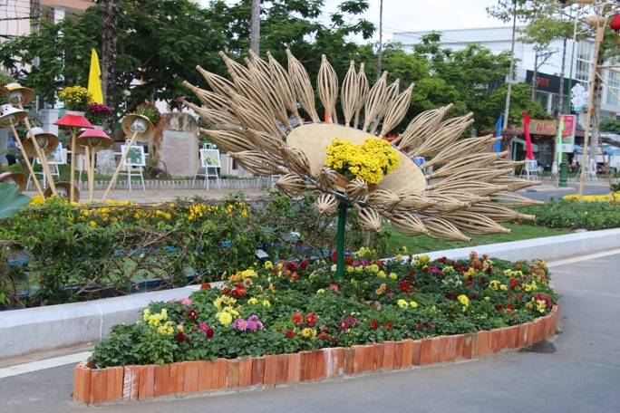 Rực rỡ đường hoa Xuân “Sen trên phố” ở Đồng Tháp - Ảnh 13.