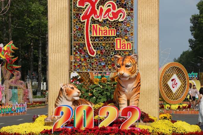 Rực rỡ đường hoa Xuân “Sen trên phố” ở Đồng Tháp - Ảnh 25.