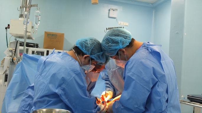 Lần đầu tiên tại Việt Nam: Bác sĩ dùng màng ngoài tim bò tạo hình mạch máu cho người bệnh - Ảnh 2.