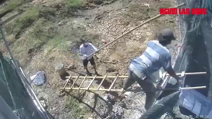 CLIP: Nhóm người hung hăng ném đá khiến bảo vệ công trình điện gió nhập viện - Ảnh 6.