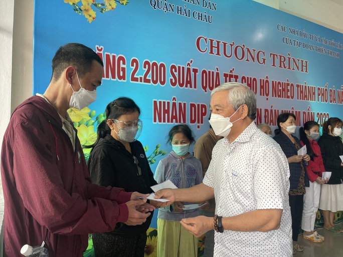 Trao 5.400 suất quà Tết cho ngưòi dân khó khăn ở Đà Nẵng, Quảng Ngãi - Ảnh 4.