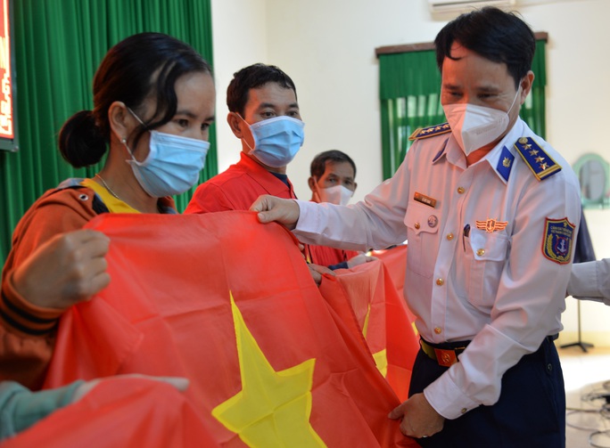 Ngư dân Bình Định đón nhận cờ Tổ quốc - Ảnh 4.