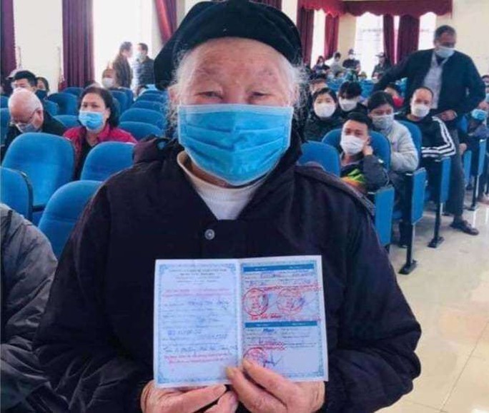 Cụ bà 100 tuổi hoàn thành tiêm mũi 3 vắc-xin ngừa Covid-19 - Ảnh 1.