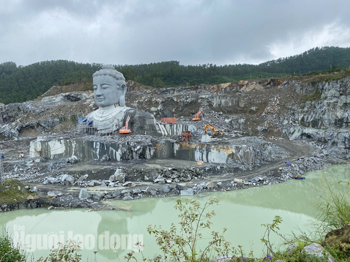 Ngắm tượng Phật khổng lồ giữa mỏ đá chưa hoàn thổ - Ảnh 5.