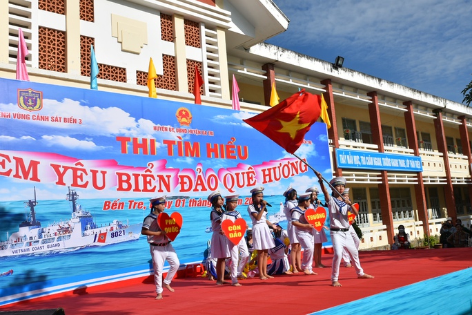 Thêm 2.000 lá cờ Tổ quốc tặng ngư dân tỉnh Bến Tre - Ảnh 3.