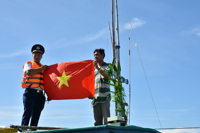 Thêm 2.000 lá cờ Tổ quốc tặng ngư dân tỉnh Bến Tre - Ảnh 6.